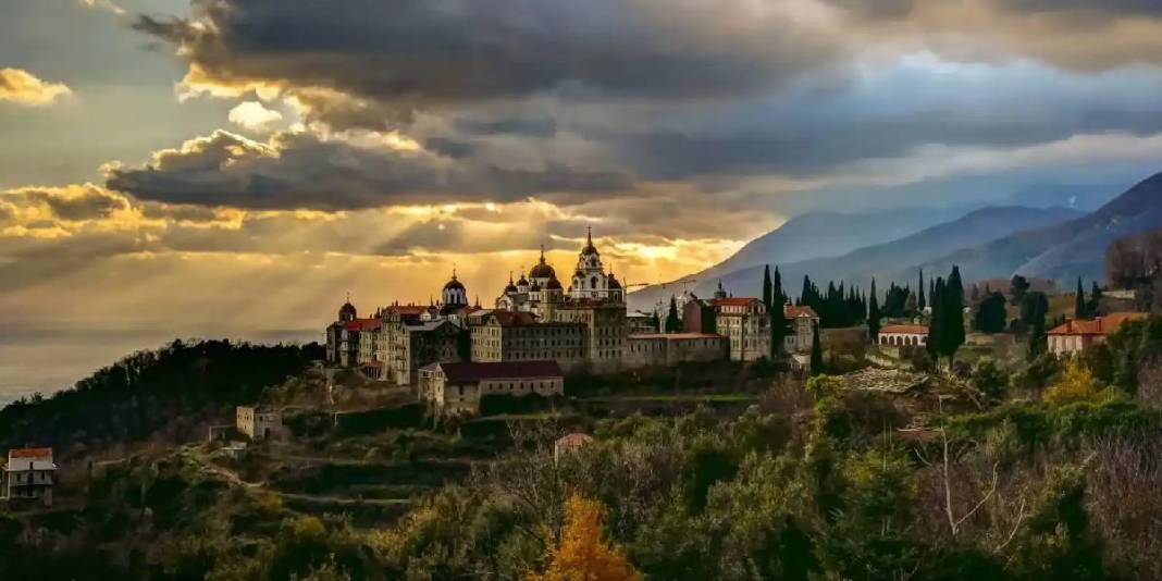 Kadınlar bırakın girmeyi 500 metre bile yaklaşamıyor: Bu adada sadece erkeklere izin var! 2